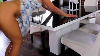 Une femme sexy taquine son homme pour baiser